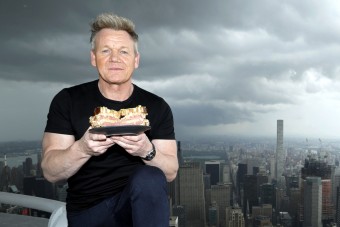 Sportkocsival készít szendvicset az őrjöngős sztárséf