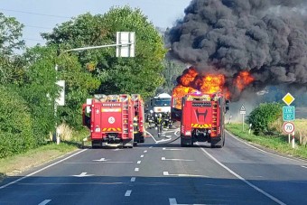 Hatalmas lángokkal égett egy tartálykocsi Székesfehérvárnál