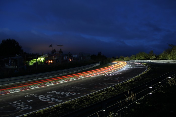 Ketten meghaltak a Nürburgringen, kirepültek az autóból