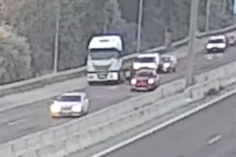 Ő se az utat nézte, le is tarolt egy furgont maga előtt az M5-ösön