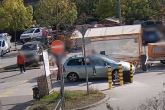 Nem nyílt fel a tatabányai sorompó, dühből megoldotta