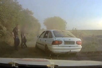 Három defekt után ért véget az autós üldözés Emődön, a sofőrt a veteményesből rángatták elő