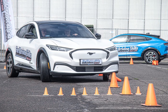 Ingyen tanítják vezetni a friss jogsis magyarokat