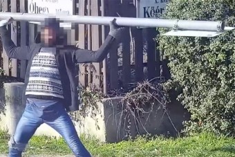 Kitépett közlekedési táblával támadt járművekre, majd súlyzózott vele Budapesten