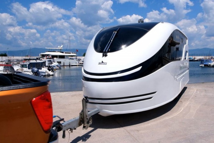 A Balatonba is beállhatsz ezzel a lakókocsival