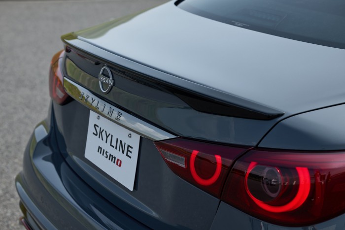 420 lóerős szedánt villantott a Nissan 9