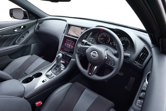 420 lóerős szedánt villantott a Nissan 7