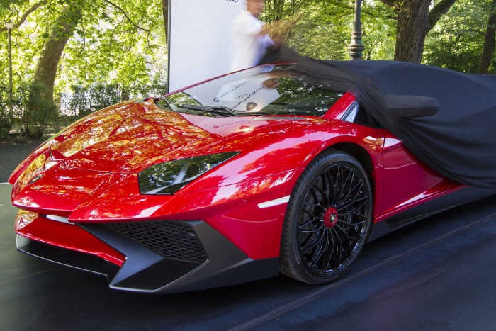 Ilyen ruhákat húznak luxusautóikra a szupergazdagok