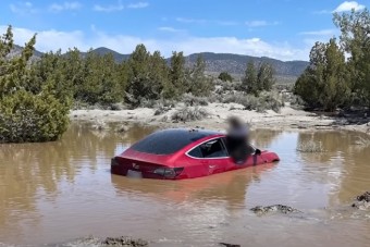Autójával együtt fürdött meg, beperelné a Teslát