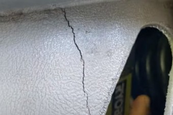 Repedések tátonganak rajta, a Tesla mégis biztonságosnak tartja az autóját