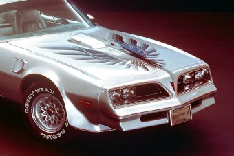 Vérbeli amerikai izomautó egy zöldséges kombival keverve