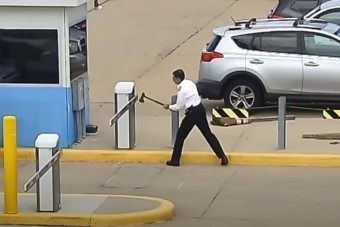 Fejszével esett neki a reptéri parkoló sorompójának a pilóta