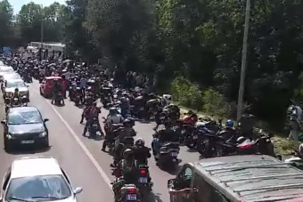 Tiltakozó motorosok torlaszolták el teljesen az utat Visegrádon