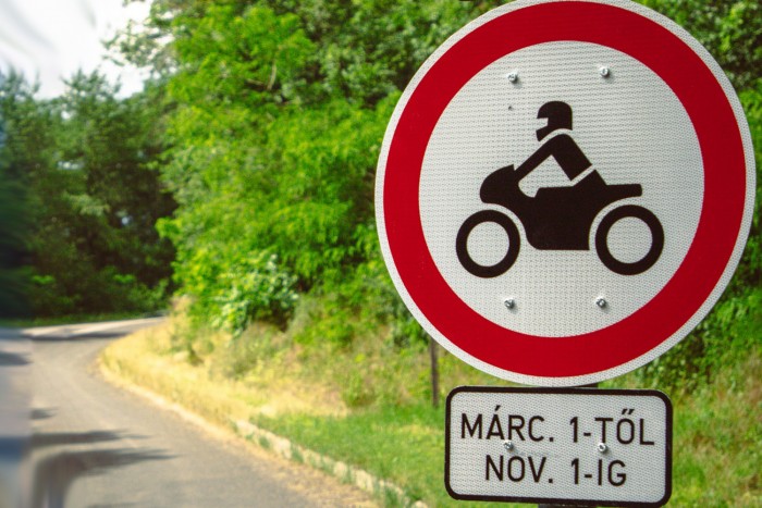 Így mutatnak fityiszt a hazai motorosok Visegrád városának