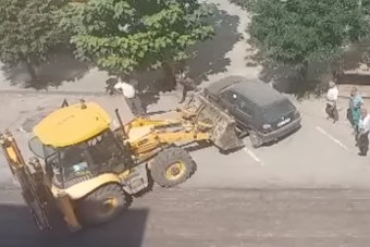 Hét évig állt ugyanott egy Volkswagen Romániában, most markolóval jöttek érte