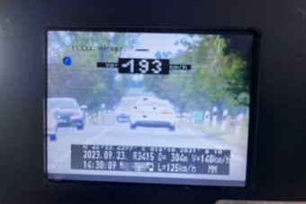 Piszkosul ráelőzött a rendőrökre, kártyával fizette a bírságot, azonnal