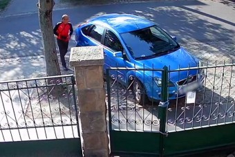 Fényes nappal tört fel egy autót Kőbányán, mindent vett a kamera
