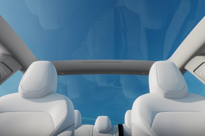 Messzebb megy a megújult kis Tesla 8