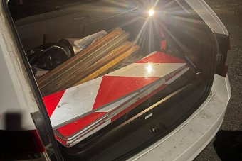 A barátnőjének írogatott a kocsiból, ettől kedvet kapott néhány jelzőtábla ellopására