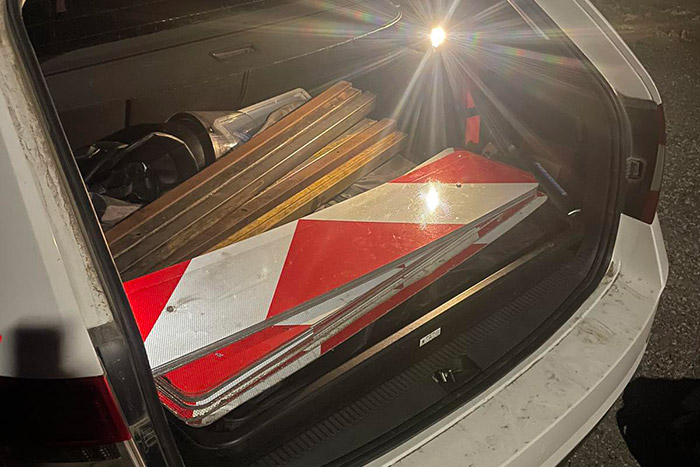 A barátnőjének írogatott a kocsiból, ettől kedvet kapott néhány jelzőtábla ellopására