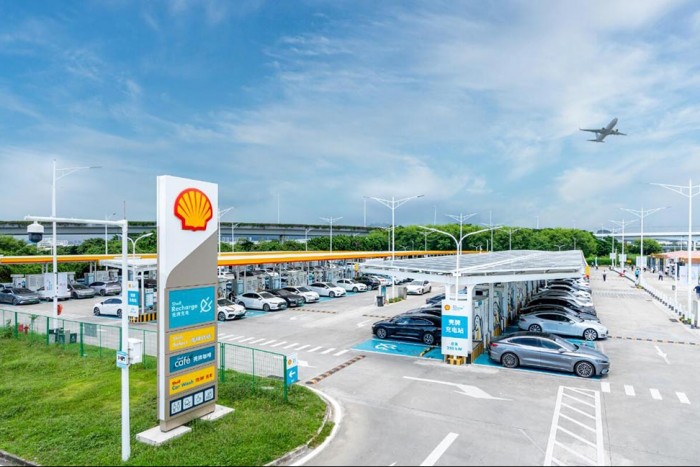 Gigantikus töltőállomást nyitott egy nagy olajcég villanyautóknak