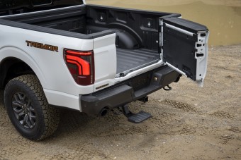 Fifikás hátfal, tolatórobot az új F-150-en