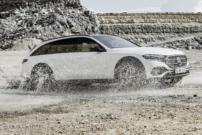 Átlátszó motorházfedéllel jön az új Mercedes kombi 6