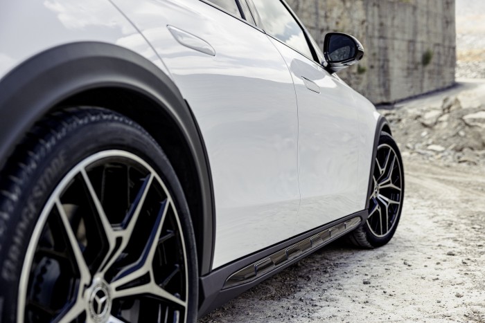 Átlátszó motorházfedéllel jön az új Mercedes kombi 8