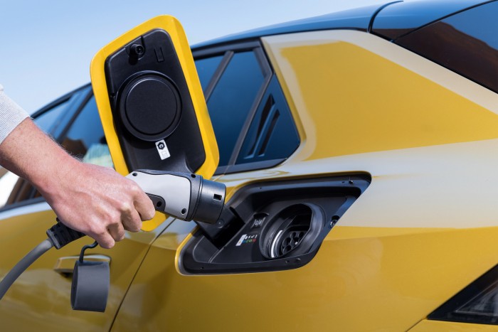 Kevés a hozzáértő szerelő, ezért drága a villanyautók javítása 1