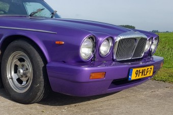 Hatkerekű lila agymenés lett az egykori angol elegáns típusból