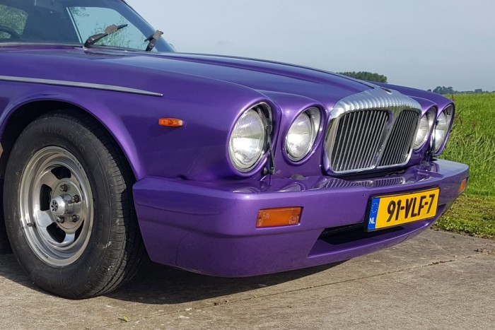 Hatkerekű lila agymenés lett az egykori angol elegáns típusból