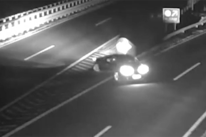 Türelmesen kivárta a vaksötétben, amíg pont egy autó elé hajthatott az M85-ösön