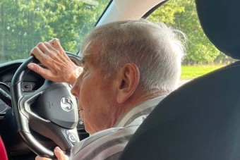 98 évesen teljesült az öregúr álma: újra autót vezethetett