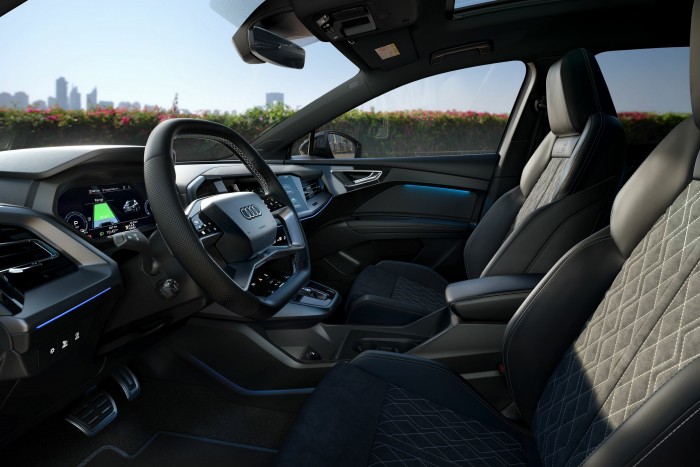 Egyedi hangon énekel a gyalogosoknak az új Audi 8