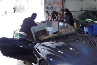 Garázsában rángatták ki sportkocsijából a tulajt