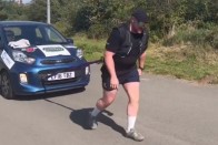 Autót húzott maga után, úgy futotta le a maratont 1 Autót húzott maga után, úgy futotta le a maratont 1