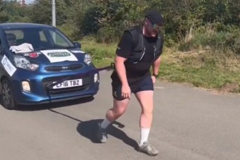 Két és fél napon át húzta az egytonnás autót, a családja is őrültnek hitte