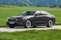 Végre sorhatost kap a BMW 5-ös 42