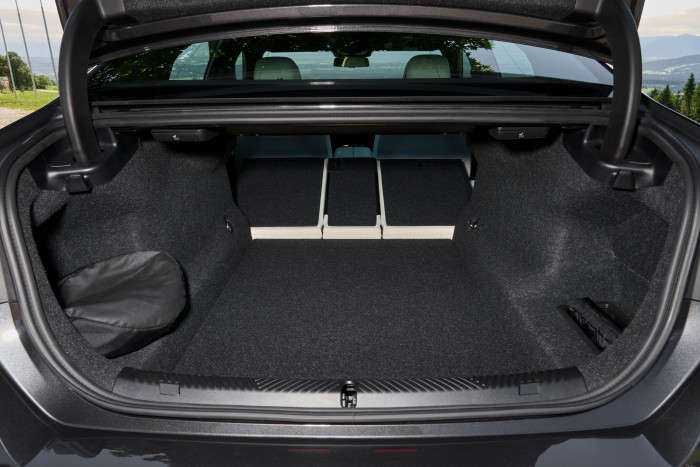 Végre sorhatost kap a BMW 5-ös 12