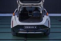 Bizarr formavilágú elektromos SUV kopogtat Európában 100