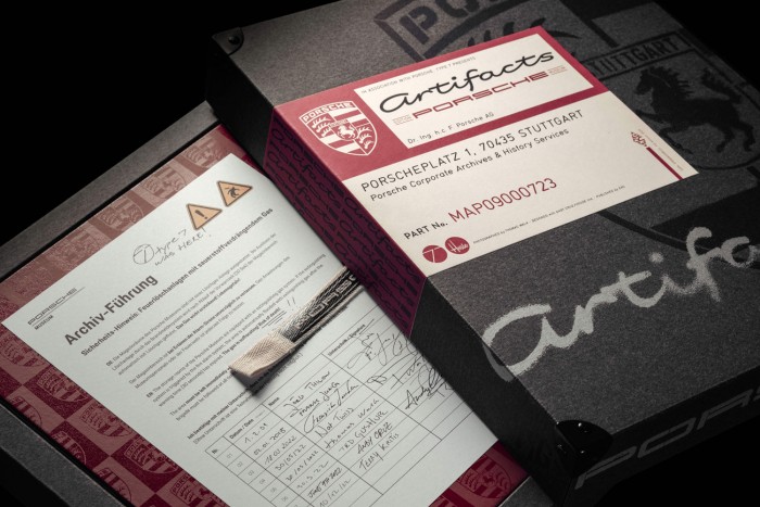 Bibliát adott ki a sportkocsigyártó