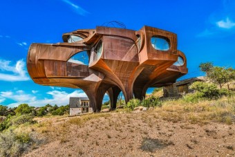 Laknál ebben a rozsdás űrhajóban? Jó pénzért megteheted!