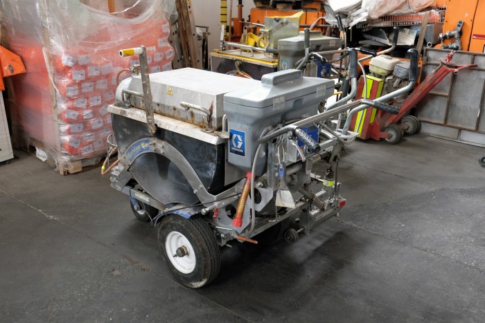 Így kell rendes csíkot húzni az aszfaltra! 9