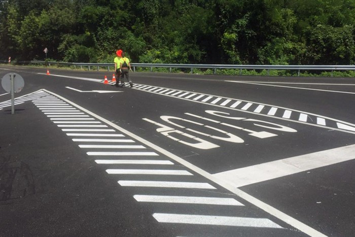 Így kell rendes csíkot húzni az aszfaltra! 13