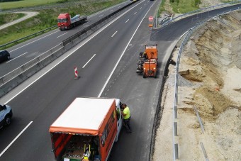 Így kell rendes csíkot húzni az aszfaltra!