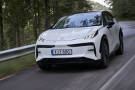 Bizarr formavilágú elektromos SUV kopogtat Európában 104