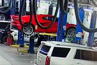 Nézni is fáj, ami történt egy új, ritka Corvette-tel a szervizben