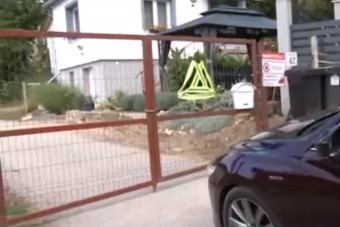 Keresztezi a telküket, lezárták az utat a csókakői házasok