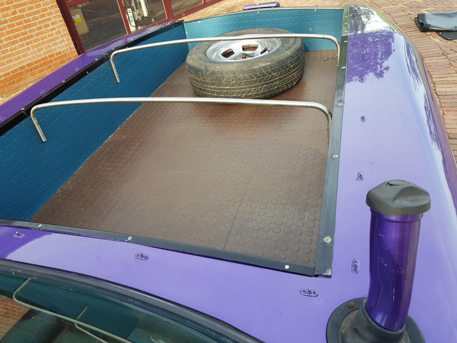 Hatkerekű lila agymenés lett az egykori angol elegáns típusból 3