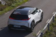 Bizarr formavilágú elektromos SUV kopogtat Európában 60